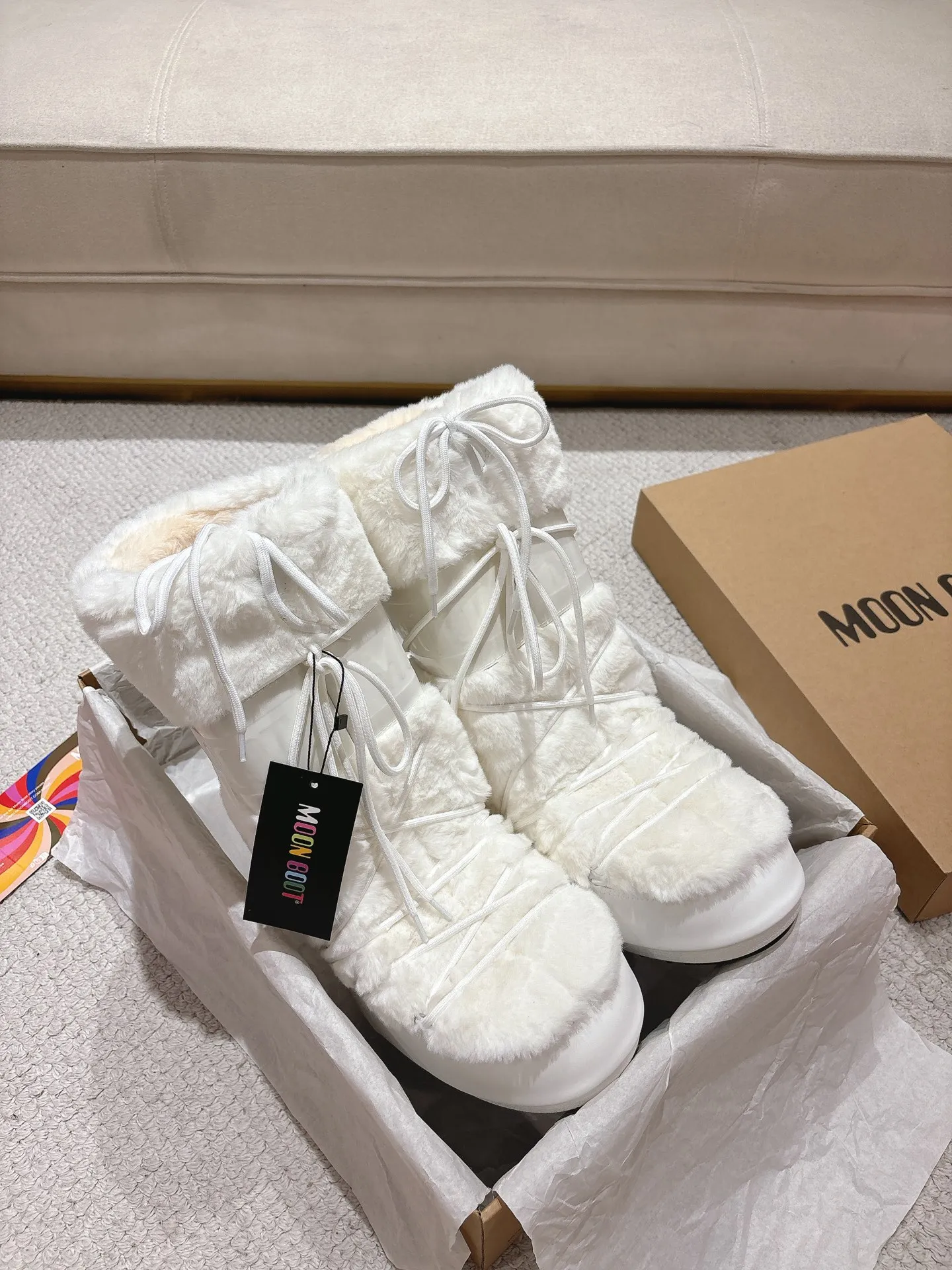 p680 [Exclusive top quality | New upgraded version] ✨A must-buy in winter 2025! Moon Boot moon snow boots - the ultimate warm weapon for fashionistas ❄️ Forget UGG! This winter🔥The "ugly Big Mac" that dominates the streets is here~ 👢The same Y2K retro style from Paris Hilton and Beckham is back! 4cm taller inside ✨ Invisible leg lift · Extremely slimming 👌 Fluffy and soft but not bloated, instantly show off your sense of style when put on your feet 🦋 The same style for both men and women | Can be worn by both men and women | Regardless of left or right foot!  ❄️Maximum thermal insulation power｜No pressure for fun in the snow 💫Trendy style code｜Easily achieve the Millennial hot girl style Say goodbye to ordinary snow boots ~ This winter you need to be warm and rusty! 🌟 #MoonBoot snow boots #winter hot style #瞞小similar style #millennium style wear ❶Fabric: original custom/cowhide/woven wool/high mercerized waterproof cloth ❷Inner: original 100% silk cotton liner ❸Feet: original 100% silk cotton liner ❹Outsole: original molded two-color non-slip outsole ❺Sole thickness: 4cm (including inner**) ❻Number of codes: 35-40 (41. Customized) ❼Packaging: Original full set of packaging ☀Color: Official website updated simultaneously